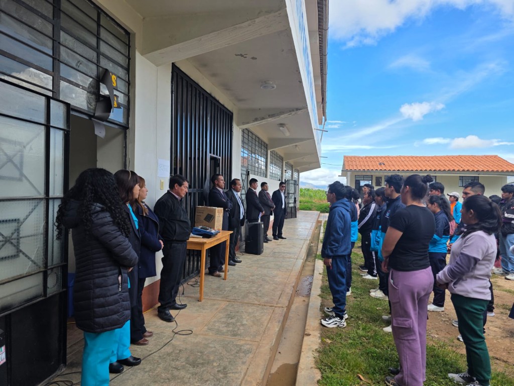 Estudiantes reunidos durante el inicio de clases del 30 de marzo