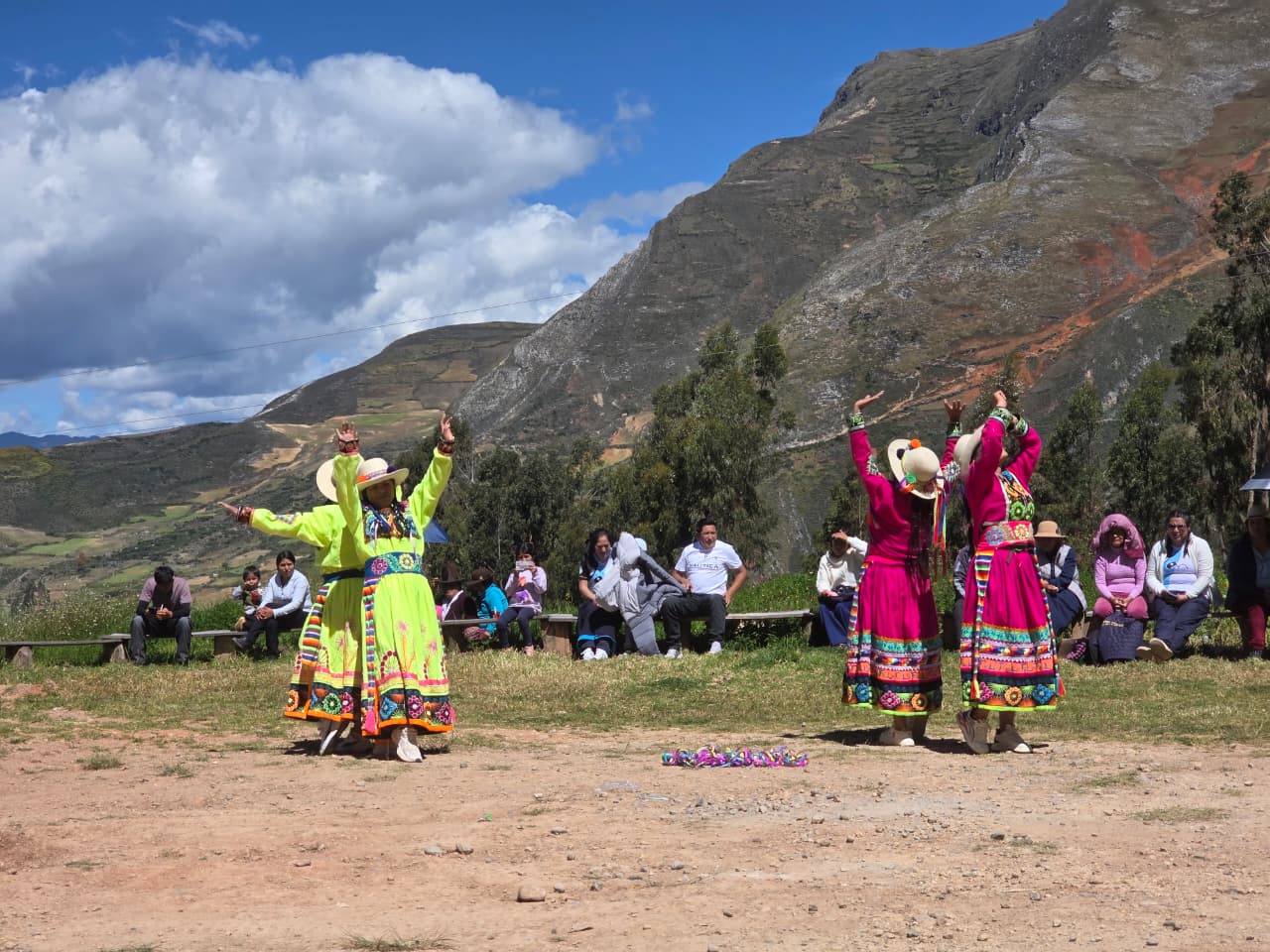 Estudiantes del IESTP Llamellín en celebración del Día de la Madre 2026 con danzas tradicionales